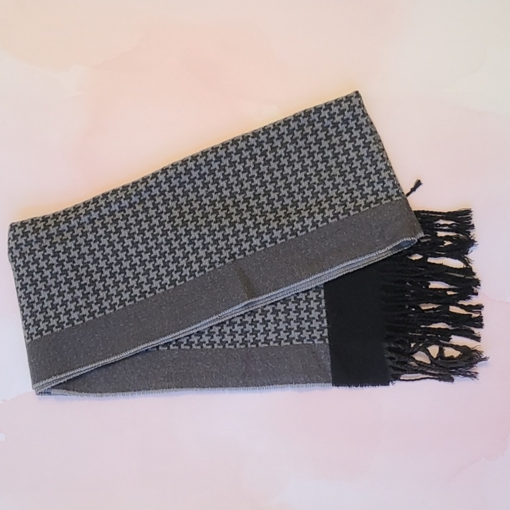 Men's or Women's Gray Houndstooth Scarf
